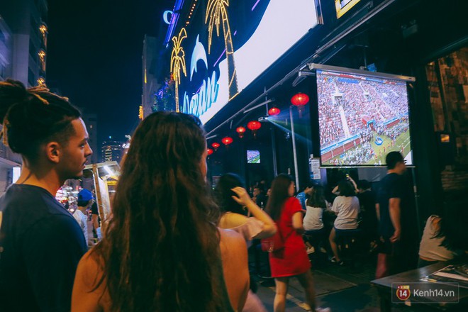 Phố Tây ở Sài Gòn chật kín trong ngày khai mạc World Cup 2018, khách Nga hò hét ăn mừng khi đội nhà thắng đậm - Ảnh 5.