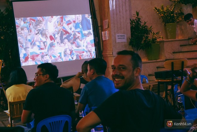 Phố Tây ở Sài Gòn chật kín trong ngày khai mạc World Cup 2018, khách Nga hò hét ăn mừng khi đội nhà thắng đậm - Ảnh 6.