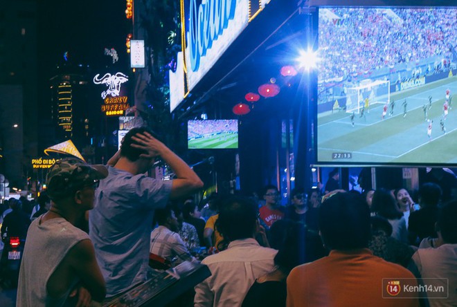 Phố Tây ở Sài Gòn chật kín trong ngày khai mạc World Cup 2018, khách Nga hò hét ăn mừng khi đội nhà thắng đậm - Ảnh 12.