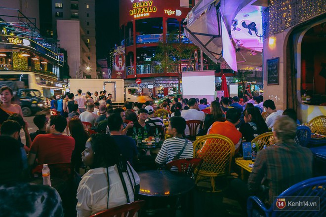 Phố Tây ở Sài Gòn chật kín trong ngày khai mạc World Cup 2018, khách Nga hò hét ăn mừng khi đội nhà thắng đậm - Ảnh 9.