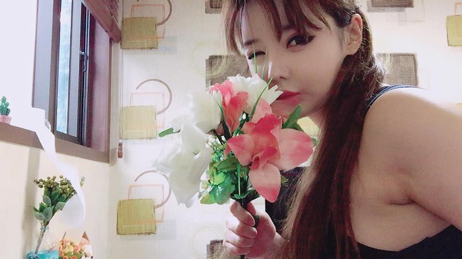 Park Bom có thể không thừa nhận thẩm mỹ nhưng có thể makeup nhạt hơn để mặt bớt căng cứng không? - Ảnh 1.