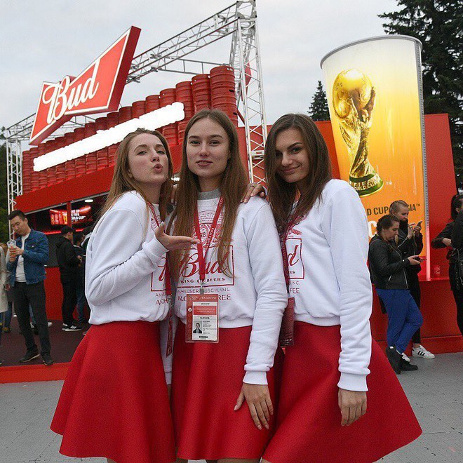 Người h&acirc;m mộ tr&ecirc;n khắp thế giới h&agrave;o hứng chờ đ&oacute;n khai mạc World Cup 2018 - Ảnh 3.