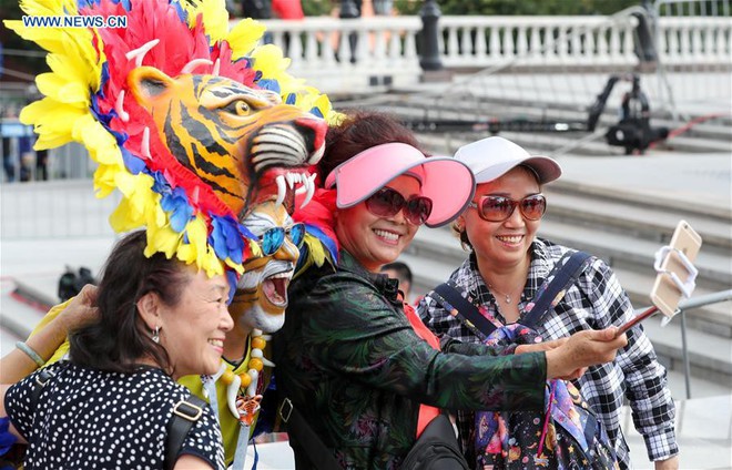 Người h&acirc;m mộ tr&ecirc;n khắp thế giới h&agrave;o hứng chờ đ&oacute;n khai mạc World Cup 2018 - Ảnh 9.