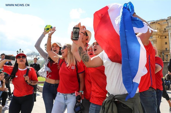 Người hâm mộ trên khắp thế giới hào hứng chờ đón khai mạc World Cup 2018 - Ảnh 11.