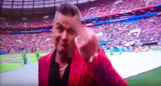 Robbie Williams gây tranh cãi khi giơ ngón giữa tại lễ khai mạc World Cup 2018 - Ảnh 1.