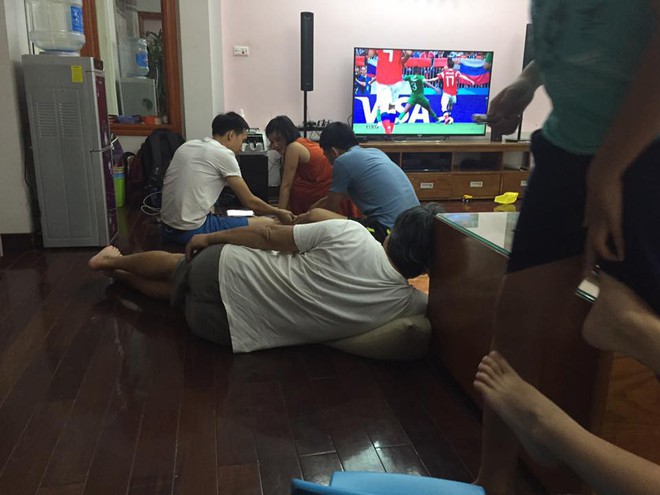 Chuyện mùa World Cup: Ông nội hô hào con cháu tề tựu xem bóng đá, bóng vừa lăn 15 phút thì ông đã ngủ say sưa - Ảnh 1.