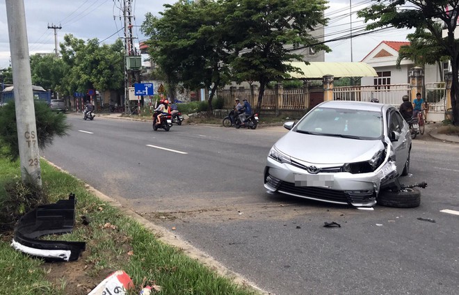 Buồn ngủ, 1 phụ nữ lái ô tô mới mua 2 tháng tông vào cột điện - Ảnh 1.