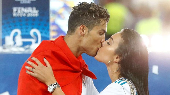 Ronaldo đối đầu Ramos, Georgina đọ nhan sắc với Pilar Rubio - Ảnh 5.