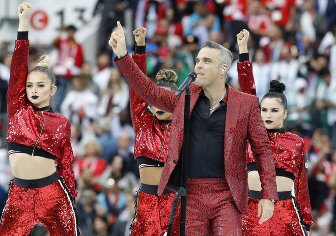 Kh&ocirc;ng bị mafia truy l&ugrave;ng, nhưng Robbie Williams đ&atilde; phạm ph&aacute;p khi giơ ng&oacute;n giữa tại World Cup 2018 - Ảnh 2.