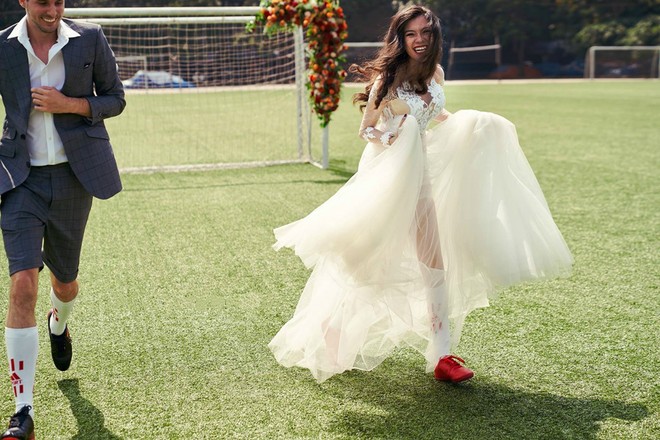 Ảnh cưới siêu lầy mùa World Cup: cô dâu Việt và chú rể Pháp mặc lễ phục nhưng đi giày thể thao và chụp ảnh ở sân bóng - Ảnh 4.