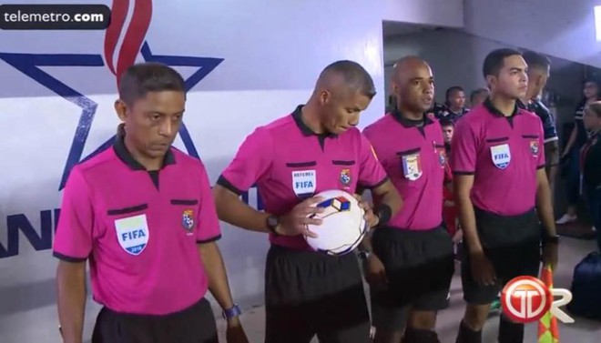 Trọng t&agrave;i World Cup 2018 c&oacute; nghề ch&iacute;nh l&agrave; c&ocirc;ng nh&acirc;n lấy r&aacute;c - Ảnh 1.