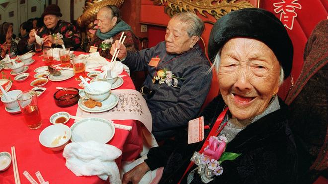 Cả nh&agrave; ra đ&acirc;y m&agrave; xem: Gi&agrave; chống gậy đi c&ograve;n kh&oacute; m&agrave; vẫn hăng h&aacute;i đến họp lớp - chuyện chỉ c&oacute; ở Trung Quốc - Ảnh 3.