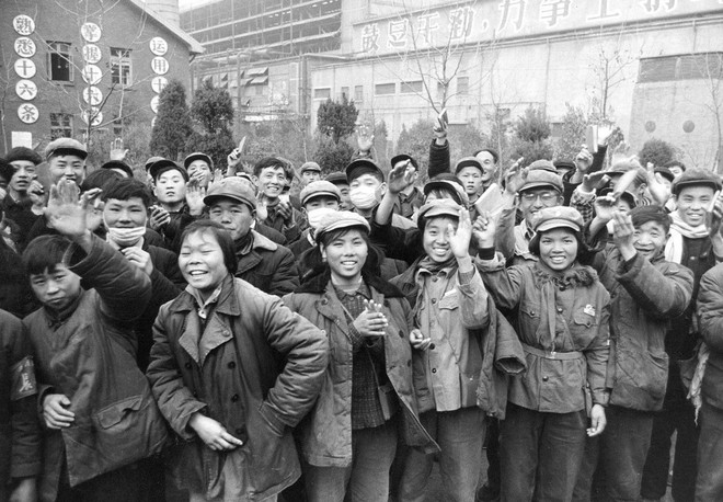 Cả nh&agrave; ra đ&acirc;y m&agrave; xem: Gi&agrave; chống gậy đi c&ograve;n kh&oacute; m&agrave; vẫn hăng h&aacute;i đến họp lớp - chuyện chỉ c&oacute; ở Trung Quốc - Ảnh 4.