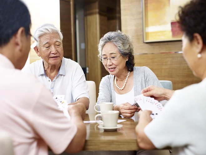 Cả nh&agrave; ra đ&acirc;y m&agrave; xem: Gi&agrave; chống gậy đi c&ograve;n kh&oacute; m&agrave; vẫn hăng h&aacute;i đến họp lớp - chuyện chỉ c&oacute; ở Trung Quốc - Ảnh 5.