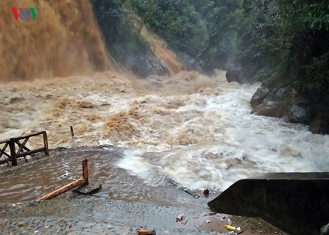 Ng&ocirc;i l&agrave;ng đẹp nhất T&acirc;y Bắc tan hoang sau trận mưa dị thường - Ảnh 7.