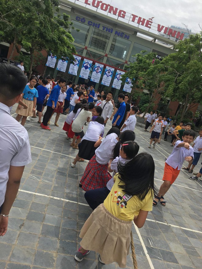 K&igrave; thi tuyển 1 chọi 4 v&agrave;o ng&ocirc;i trường kỷ luật th&eacute;p Lương Thế Vinh: B&aacute;nh tr&aacute;i ngập b&agrave;n, th&iacute; sinh vui vẻ như đi họp lớp - Ảnh 12.