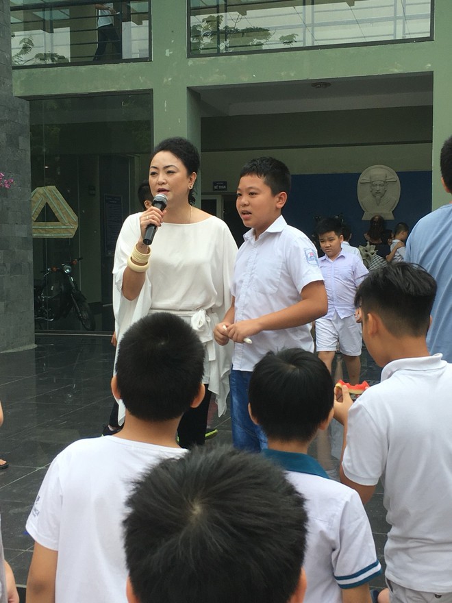 K&igrave; thi tuyển 1 chọi 4 v&agrave;o ng&ocirc;i trường kỷ luật th&eacute;p Lương Thế Vinh: B&aacute;nh tr&aacute;i ngập b&agrave;n, th&iacute; sinh vui vẻ như đi họp lớp - Ảnh 10.
