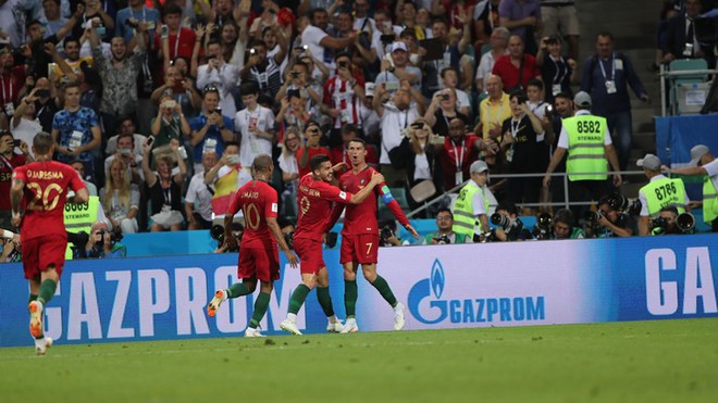 Bồ Đào Nha 3-3 Tây Ban Nha: Cả thế giới ngả mũ thán phục Ronaldo - Ảnh 14.