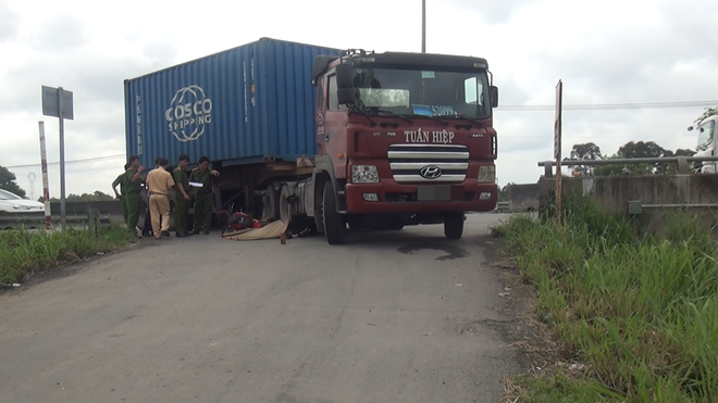 Nam thanh niên 19 tuổi chết thảm dưới bánh xe container ở Sài Gòn - Ảnh 1.