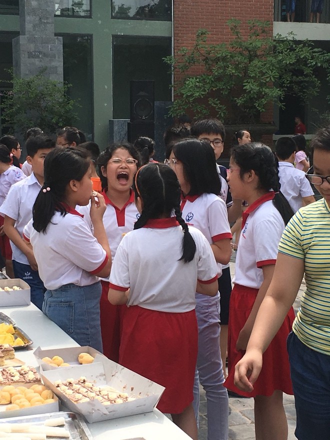 K&igrave; thi tuyển 1 chọi 4 v&agrave;o ng&ocirc;i trường kỷ luật th&eacute;p Lương Thế Vinh: B&aacute;nh tr&aacute;i ngập b&agrave;n, th&iacute; sinh vui vẻ như đi họp lớp - Ảnh 8.