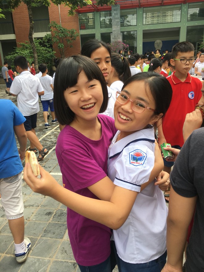 K&igrave; thi tuyển 1 chọi 4 v&agrave;o ng&ocirc;i trường kỷ luật th&eacute;p Lương Thế Vinh: B&aacute;nh tr&aacute;i ngập b&agrave;n, th&iacute; sinh vui vẻ như đi họp lớp - Ảnh 7.