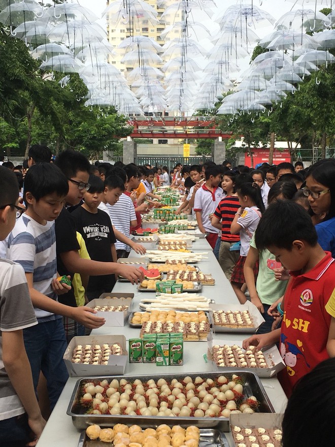 Kì thi tuyển 1 chọi 4 vào ngôi trường kỷ luật thép Lương Thế Vinh: Bánh trái ngập bàn, thí sinh vui vẻ như đi họp lớp - Ảnh 3.