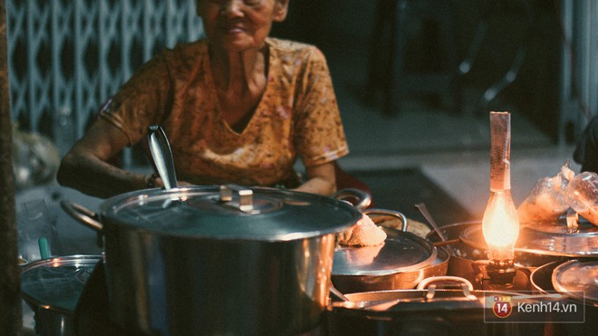 Hàng chè đêm giá 5k tồn tại suốt 42 năm ở Sài Gòn chỉ bán 3 tiếng/ngày là hết - Ảnh 2.