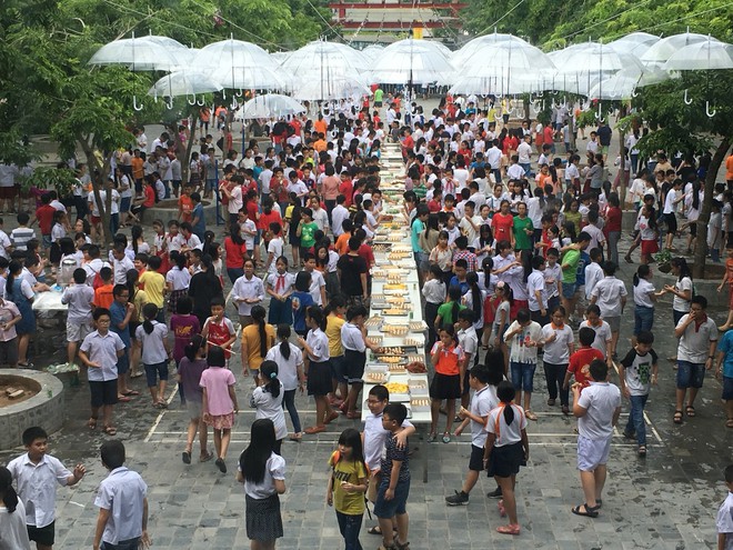 Kì thi tuyển 1 chọi 4 vào ngôi trường kỷ luật thép Lương Thế Vinh: Bánh trái ngập bàn, thí sinh vui vẻ như đi họp lớp - Ảnh 1.