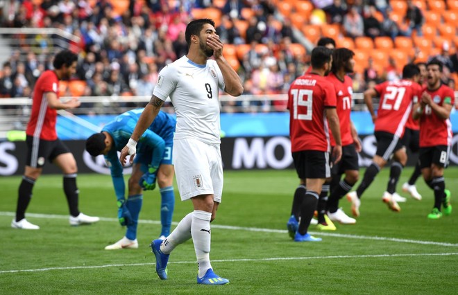 Luis Suarez lại có hành động lạ ở World Cup - Ảnh 2.