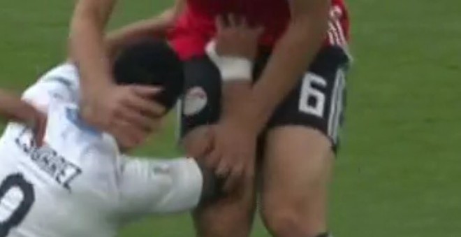 Luis Suarez lại c&oacute; h&agrave;nh động lạ ở World Cup - Ảnh 1.