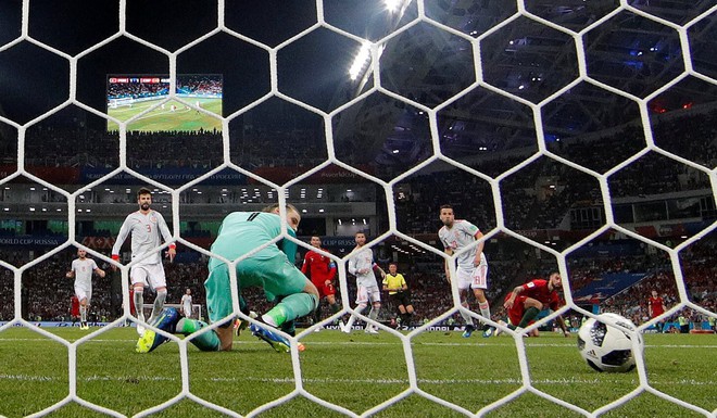 De Gea mắc sai lầm ngớ ngẩn như thủ môn Liverpool, biếu bàn thắng cho Ronaldo - Ảnh 2.