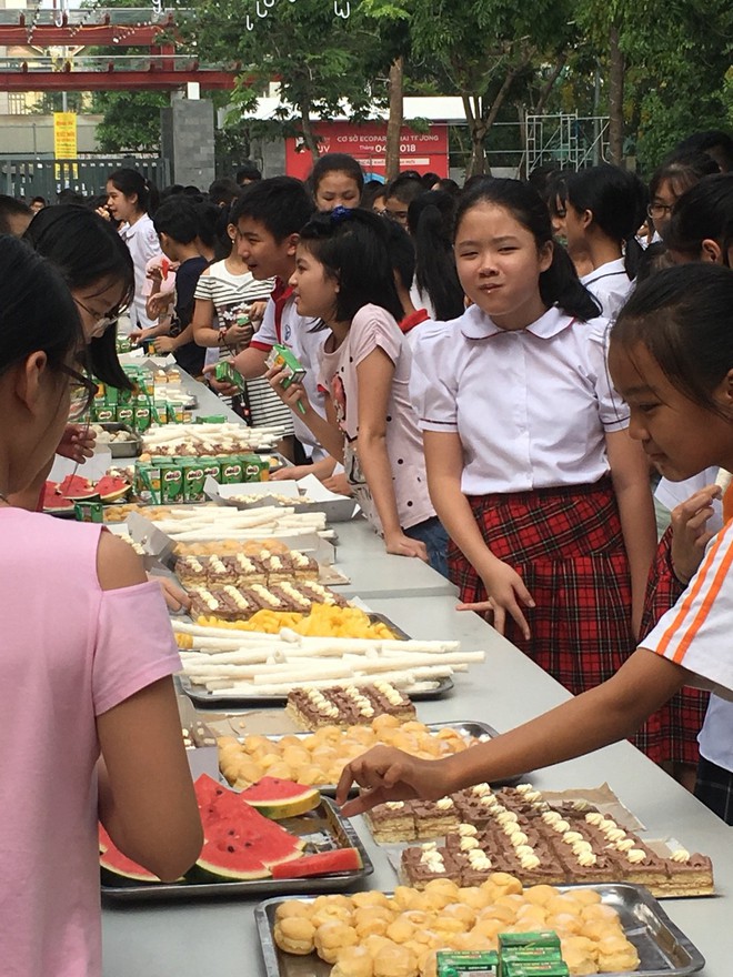 Kì thi tuyển 1 chọi 4 vào ngôi trường kỷ luật thép Lương Thế Vinh: Bánh trái ngập bàn, thí sinh vui vẻ như đi họp lớp - Ảnh 2.