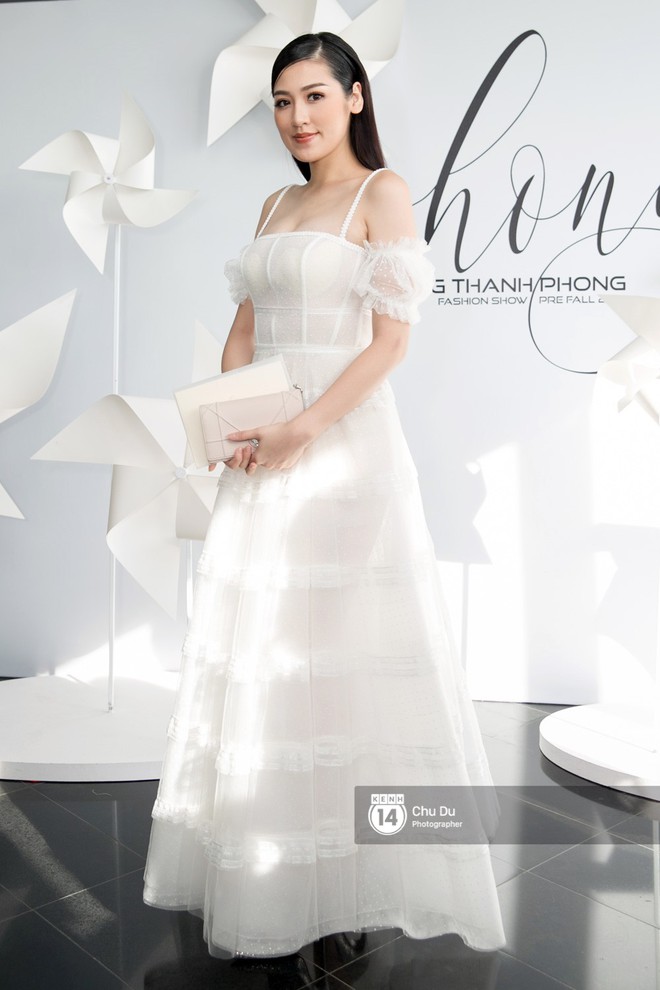Hoa hậu Mỹ Linh lần đầu lên đồ tới 3 tỷ, Nhã Phương và Jun Vũ đẹp mong manh trên thảm đỏ NTK Chung Thanh Phong - Ảnh 7.
