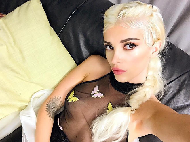 Nhan sắc n&oacute;ng bỏng của mỹ nh&acirc;n Kosovo h&aacute;t ca kh&uacute;c World Cup 2018 ch&iacute;nh thức - Ảnh 9.