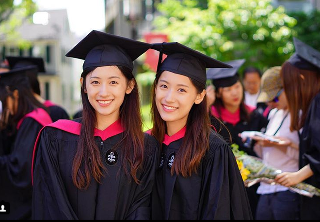 Xinh như hotgirl lại tốt nghiệp thạc sĩ Harvard chỉ trong 1 năm, cặp chị em sinh đôi này đang khiến hàng triệu người ngưỡng mộ - Ảnh 1.