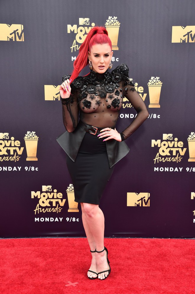 Sao nam mặc váy, sao nữ diện áo xuyên thấu táo bạo trên thảm đỏ MTV Movie & TV Awards - Ảnh 3.