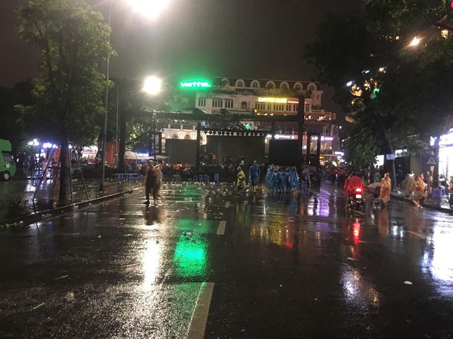 Hà Nội: Người dân hôi hàng trăm chiếc ghế nhựa của ban tổ chức khi chương trình gặp cơn mưa rào - Ảnh 6.