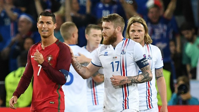 Đừng vội cười Messi, 2 năm trước Ronaldo cũng bất lực trước Iceland rồi vô địch Euro - Ảnh 2.