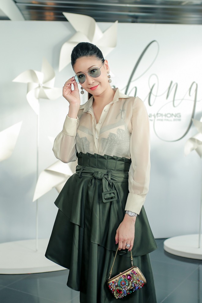 Hoa hậu Mỹ Linh lần đầu l&ecirc;n đồ tới 3 tỷ, Nh&atilde; Phương v&agrave; Jun Vũ đẹp mong manh tr&ecirc;n thảm đỏ NTK Chung Thanh Phong - Ảnh 34.