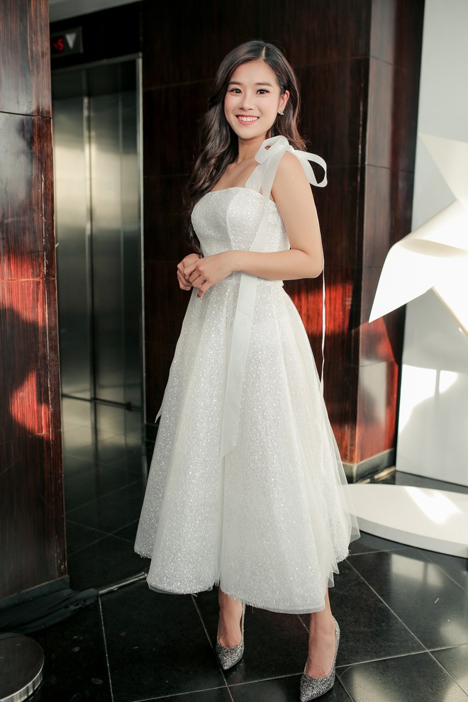 Hoa hậu Mỹ Linh lần đầu lên đồ tới 3 tỷ, Nhã Phương và Jun Vũ đẹp mong manh trên thảm đỏ NTK Chung Thanh Phong - Ảnh 13.