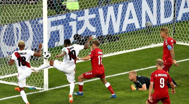 VAR lại l&ecirc;n tiếng tặng qu&agrave;, song Peru nối dớp Messi cay đắng ng&atilde; ngựa - Ảnh 1.