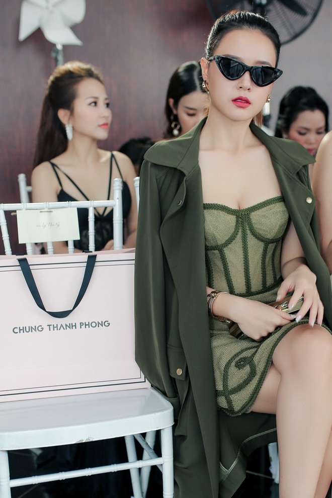 Hoa hậu Mỹ Linh lần đầu lên đồ tới 3 tỷ, Nhã Phương và Jun Vũ đẹp mong manh trên thảm đỏ NTK Chung Thanh Phong - Ảnh 12.
