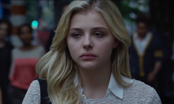 Gái xinh Chloe Grace Moretz mắc bệnh quái ác không có thuốc chữa trong Brain On Fire - Ảnh 6.