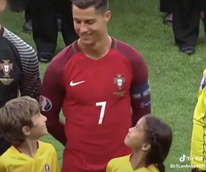 Biểu cảm lần đầu được đứng cạnh Cristiano Ronaldo của hai em bé công phá MXH vì quá đáng yêu - Ảnh 2.