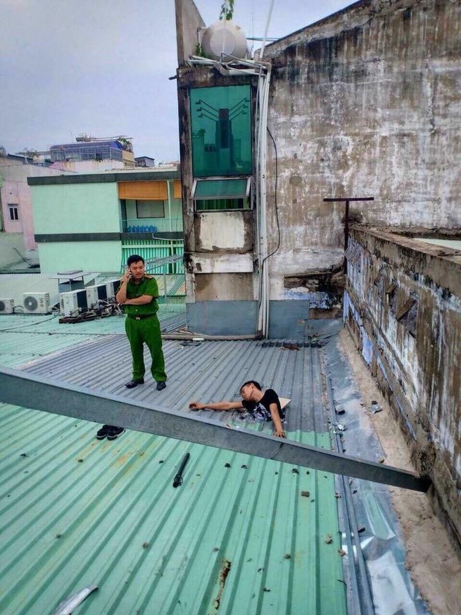 Sự thật vụ nam thanh niên leo mái nhà ăn trộm, đục phải đường điện tử vong ở Sài Gòn - Ảnh 2.
