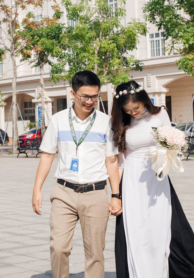Nữ sinh vi&ecirc;n bất ngờ được thầy gi&aacute;o quỳ gối cầu h&ocirc;n trong lễ trao bằng tốt nghiệp - Ảnh 3.