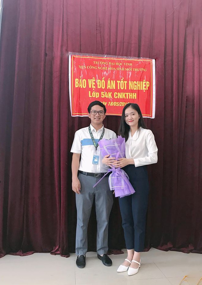 Nữ sinh vi&ecirc;n bất ngờ được thầy gi&aacute;o quỳ gối cầu h&ocirc;n trong lễ trao bằng tốt nghiệp - Ảnh 7.