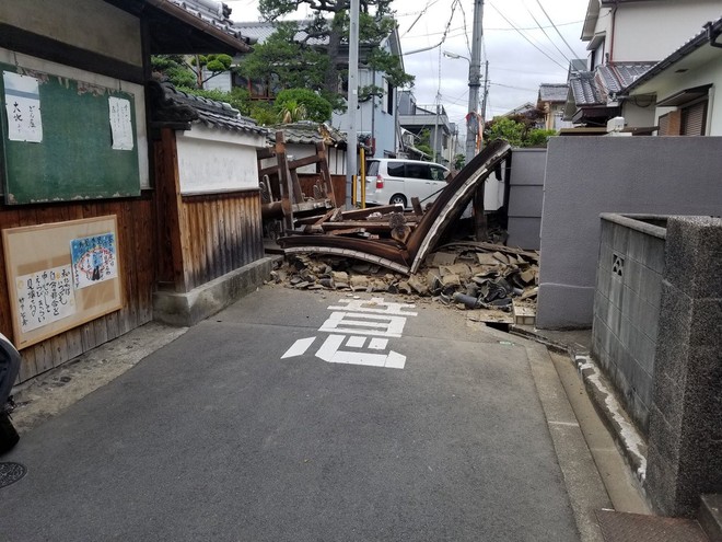 Những hình ảnh kinh hoàng trong vụ động đất khiến 3 người chết và hơn 200 người bị thương ở Osaka, Nhật Bản - Ảnh 7.