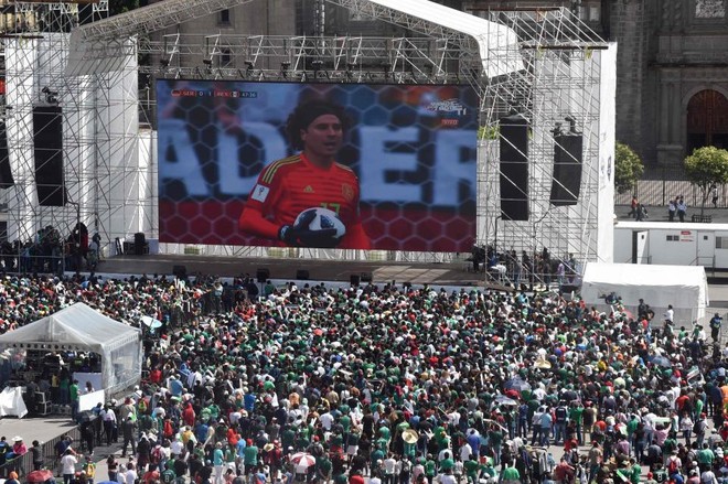 Chuyện lạ World Cup: Động đất xảy ra ở Mexico chỉ v&igrave; fan nhảy l&ecirc;n ăn mừng b&agrave;n v&agrave;o lưới tuyển Đức - Ảnh 3.