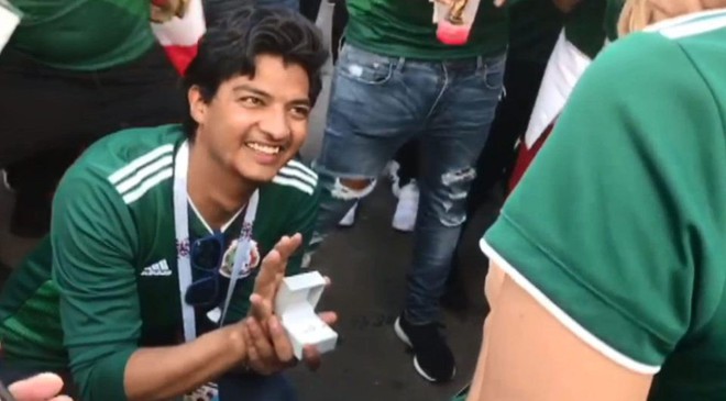 CĐV Mexico quỳ gối cầu h&ocirc;n bạn g&aacute;i sau chiến thắng của đội nh&agrave; trước Đức - Ảnh 2.